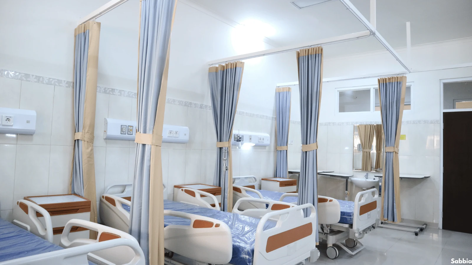 Hospital ward with prepared beds and bedside services, delivered and equipped by Sabbia International
